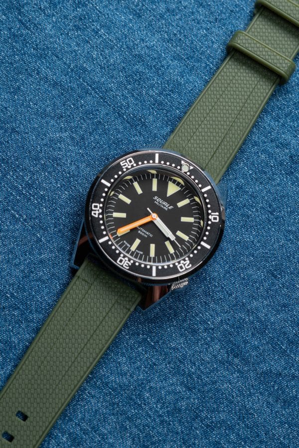 Squale 1521 Militaire i kombination med armégrönt gummiklockarmband med rak ände